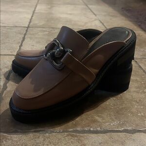 AEROSOLES Tan Loafers with Silver Chain